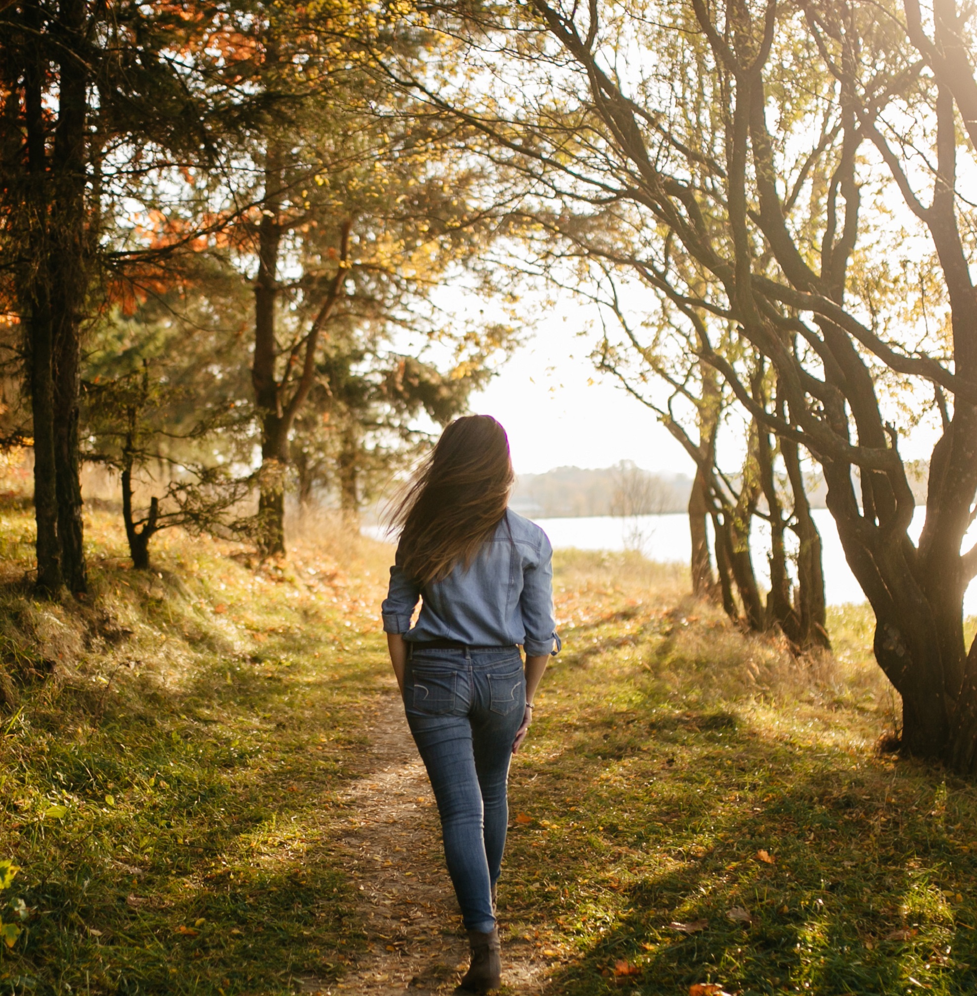 Mujer caminando en el bosque