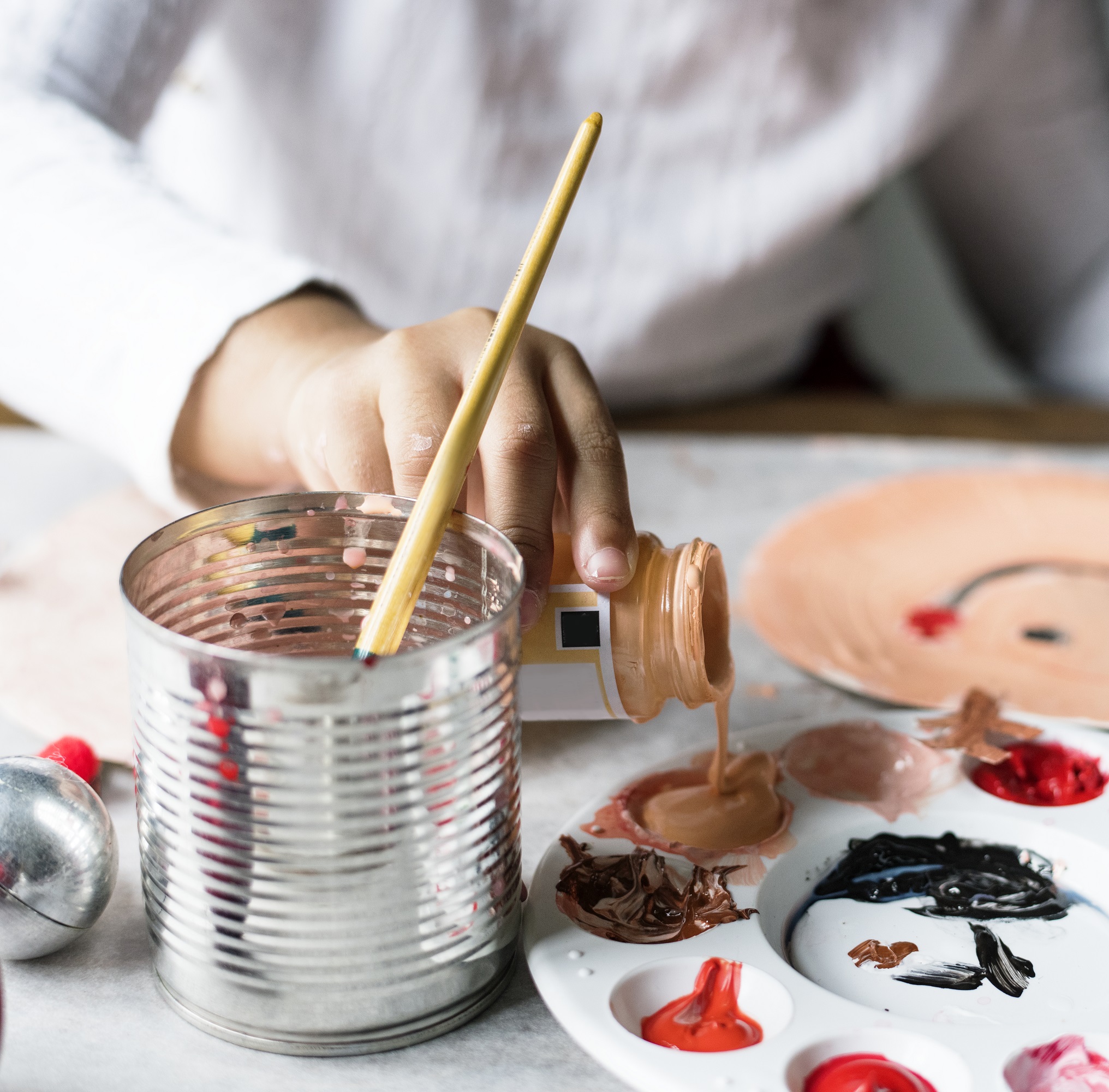 mujer pintando